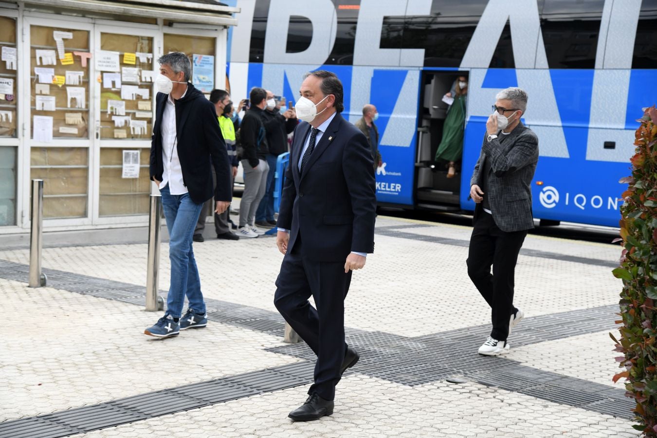 La Real Sociedad ha ofrecido este viernes el trofeo de la Copa del Rey a los sanitarios del Hospital Donostia