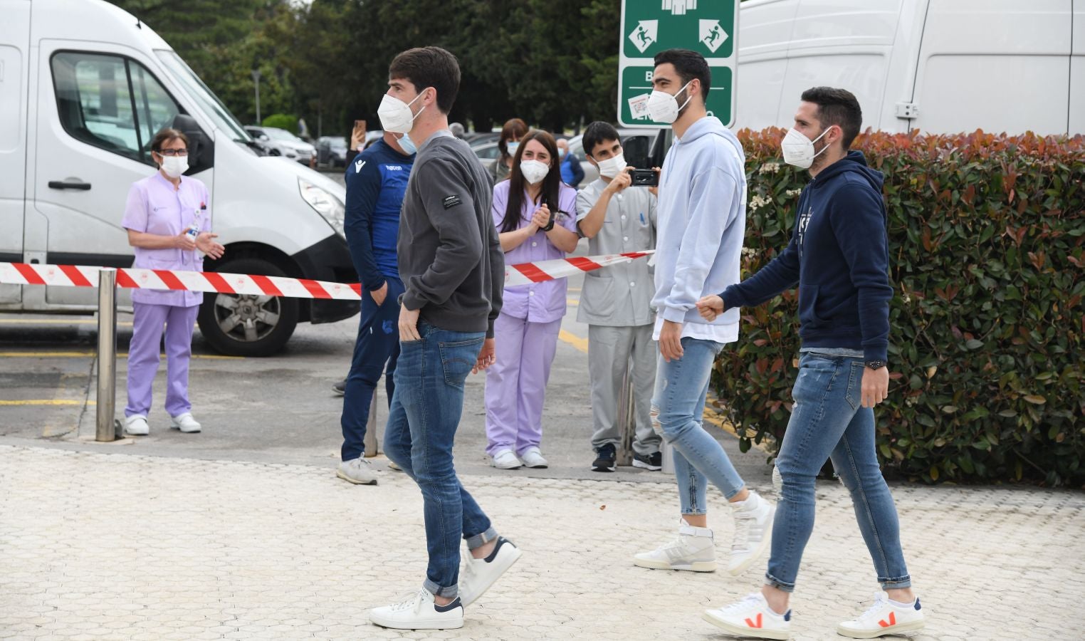 La Real Sociedad ha ofrecido este viernes el trofeo de la Copa del Rey a los sanitarios del Hospital Donostia
