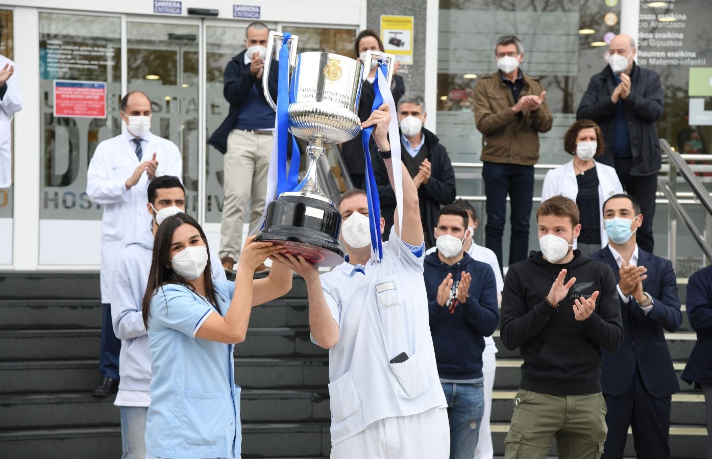 La Real Sociedad ha ofrecido este viernes el trofeo de la Copa del Rey a los sanitarios del Hospital Donostia