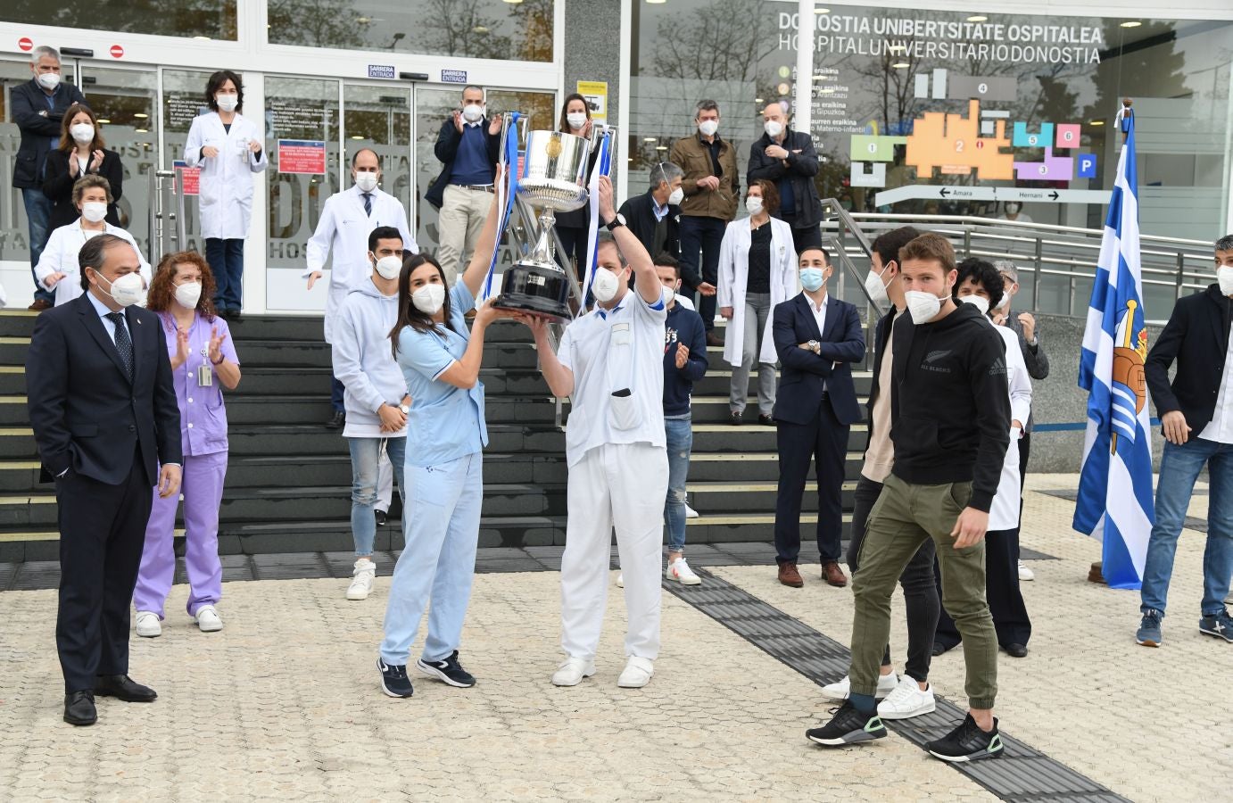 La Real Sociedad ha ofrecido este viernes el trofeo de la Copa del Rey a los sanitarios del Hospital Donostia