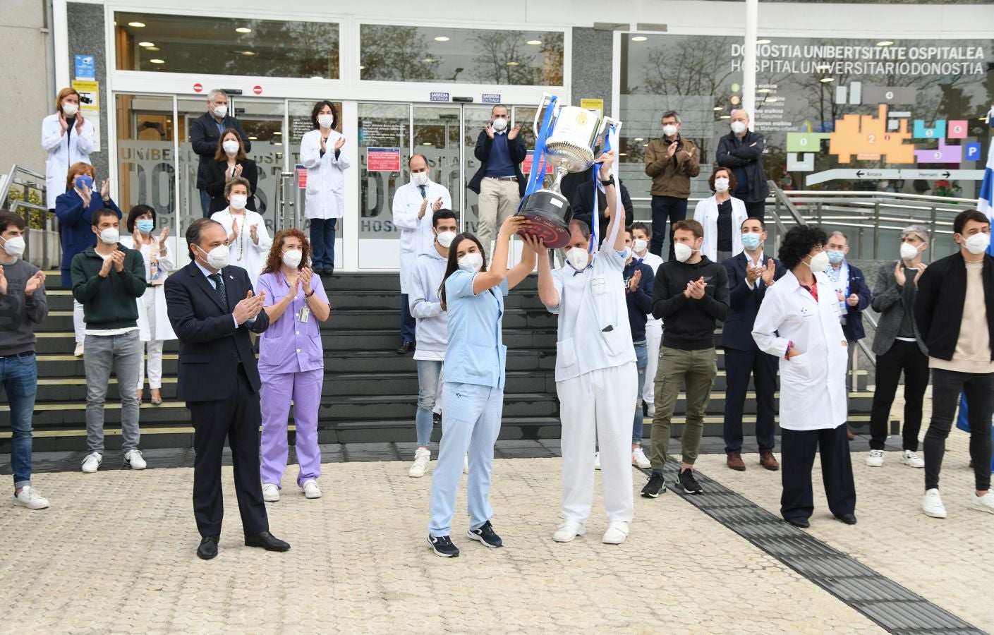 La Real Sociedad ha ofrecido este viernes el trofeo de la Copa del Rey a los sanitarios del Hospital Donostia