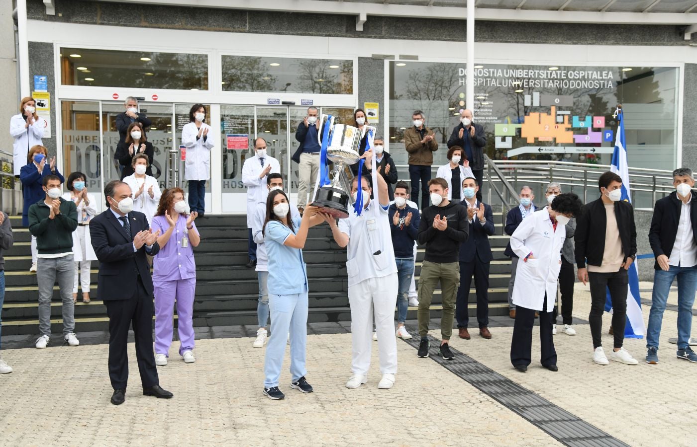 La Real Sociedad ha ofrecido este viernes el trofeo de la Copa del Rey a los sanitarios del Hospital Donostia