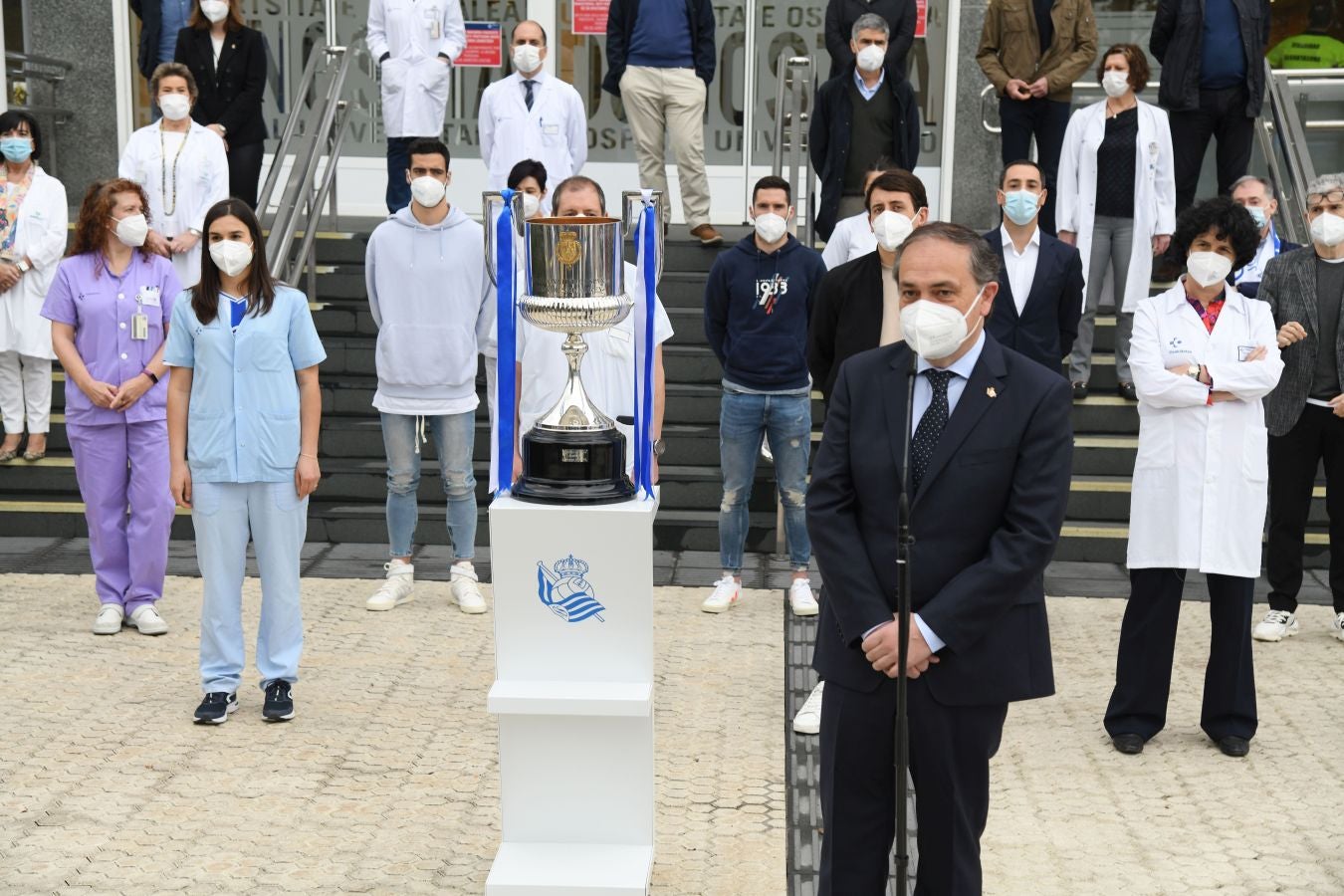 La Real Sociedad ha ofrecido este viernes el trofeo de la Copa del Rey a los sanitarios del Hospital Donostia