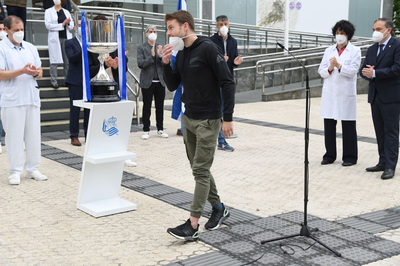 La Real Sociedad ha ofrecido este viernes el trofeo de la Copa del Rey a los sanitarios del Hospital Donostia