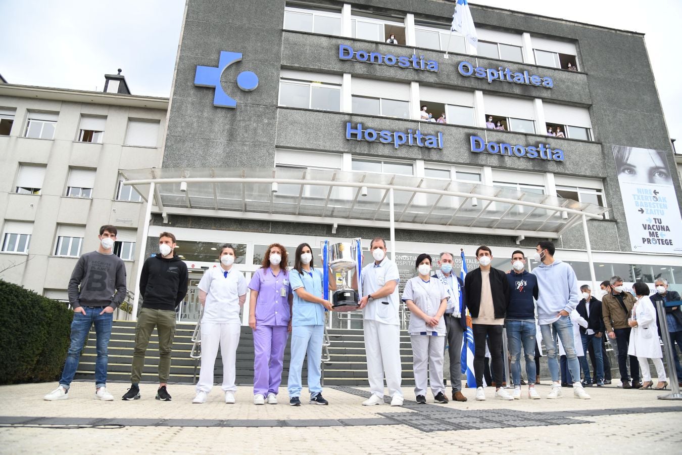 La Real Sociedad ha ofrecido este viernes el trofeo de la Copa del Rey a los sanitarios del Hospital Donostia
