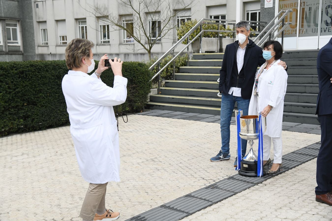 La Real Sociedad ha ofrecido este viernes el trofeo de la Copa del Rey a los sanitarios del Hospital Donostia