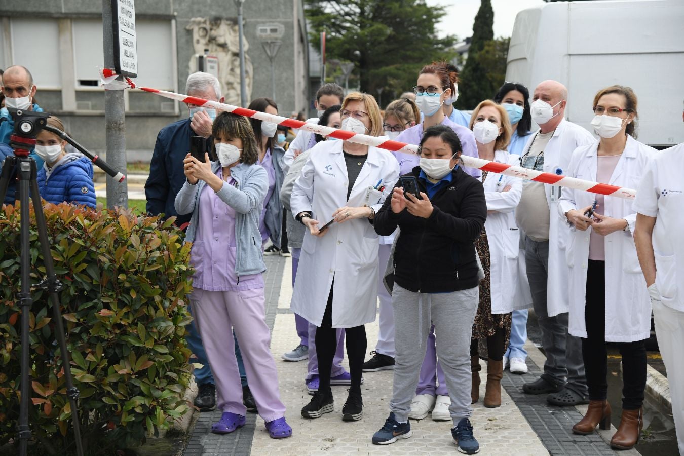 La Real Sociedad ha ofrecido este viernes el trofeo de la Copa del Rey a los sanitarios del Hospital Donostia