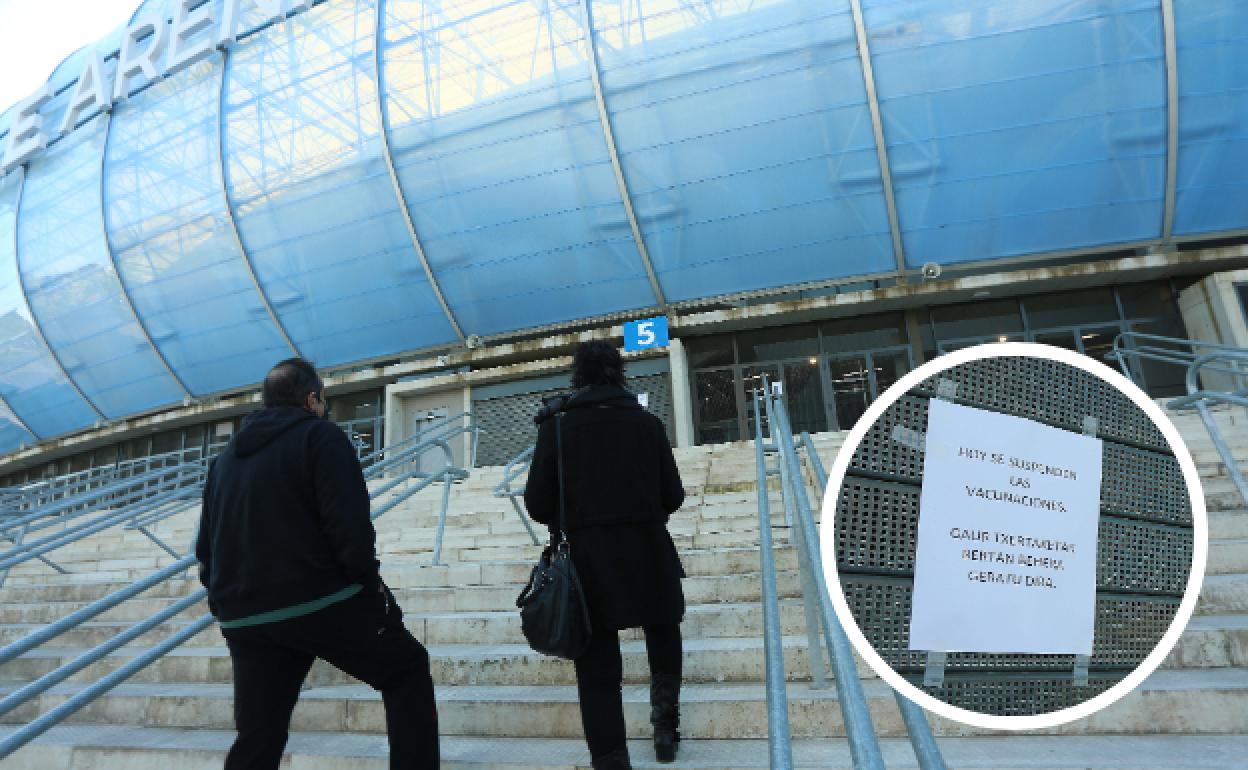 Varias personas citadas ayer en el Reale Arena. Se volvieron a casa tras suspenderse la vacunación. 