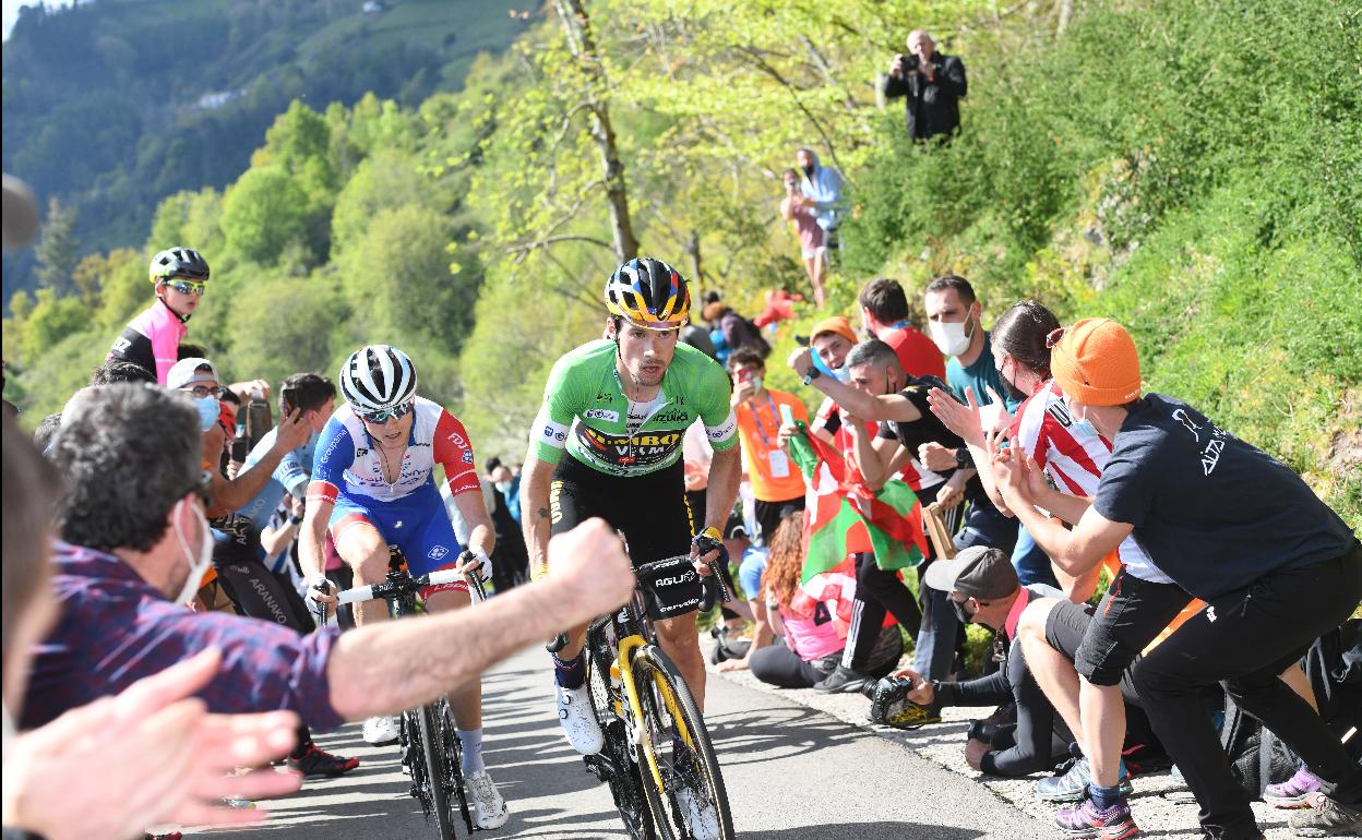 Primoz Roglic, seguido por David Gaudu, en la ascensión a Krabelin, poco antes del paso junto al santuario de Arrate.