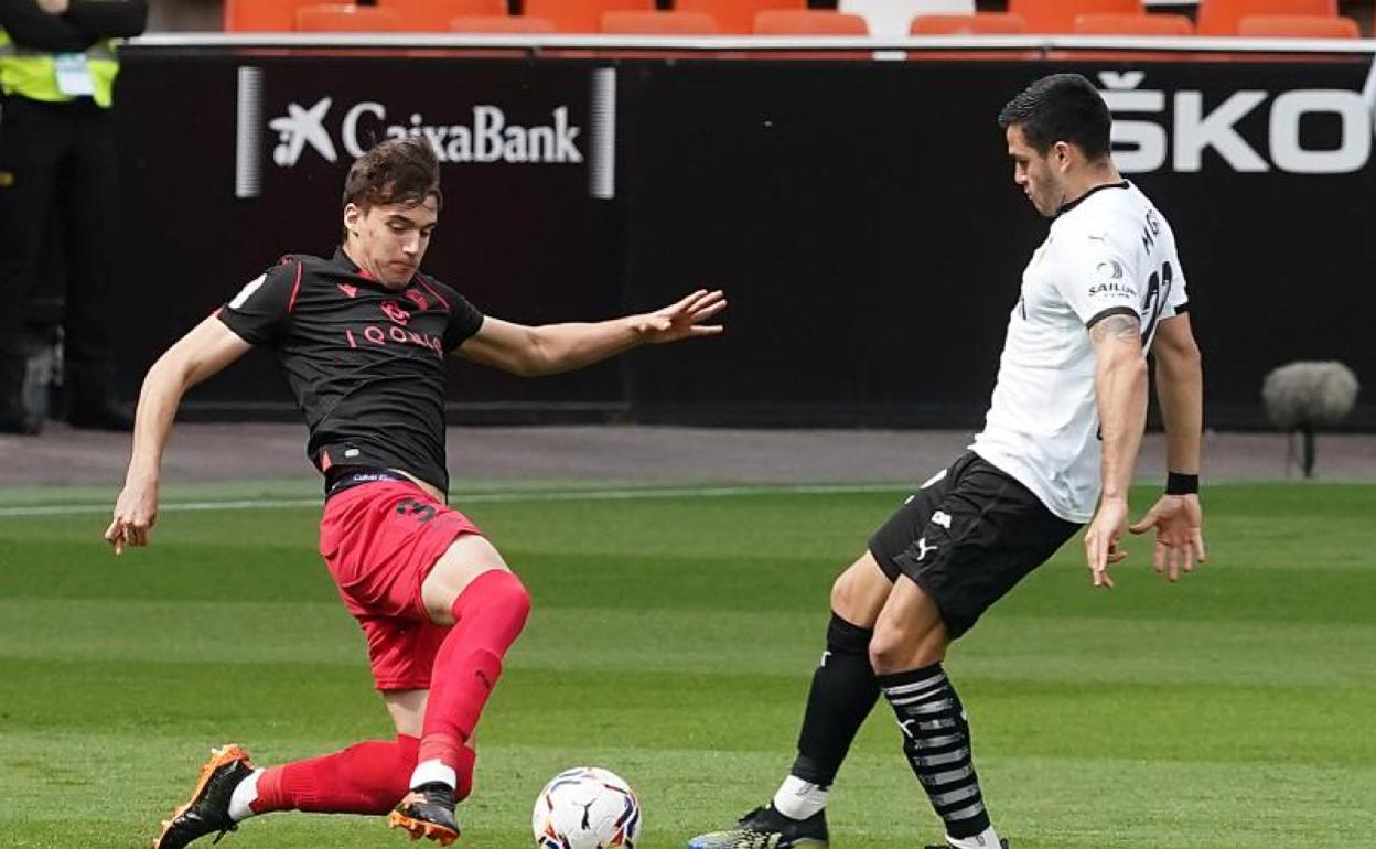 González de Zárate, ayer ante Maxi Gómez. 