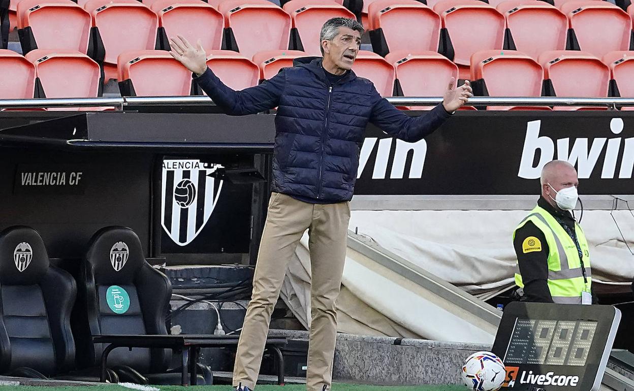 Imanol Alguacil, gesticula durante el partido en Mestalla.