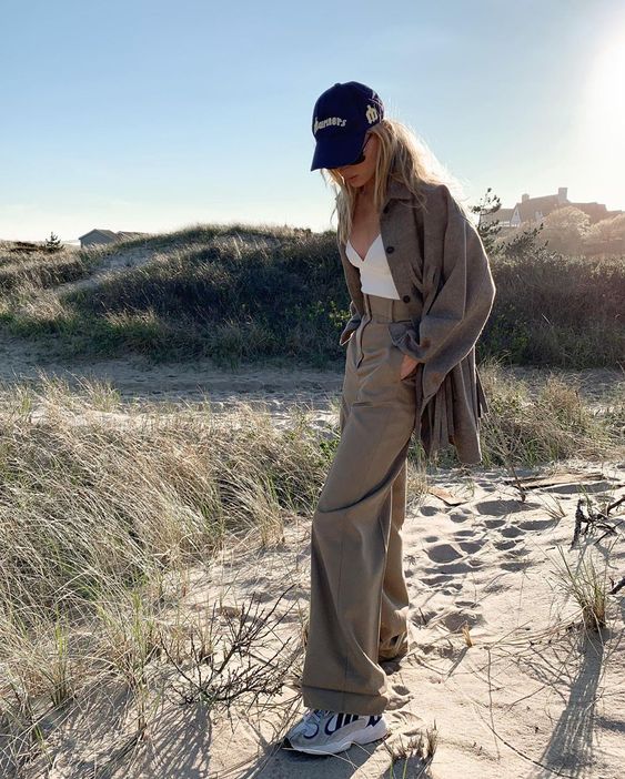 La competencia por adornar nuestra cabeza es feroz esta primavera y verano y la clásica gorra de béisbol se ha convertido en un nuevo accesorio fetiche para los 'insiders'. Asociada al auge de la estética 'comfy' y emblema de los años 90, este año la moda ha vuelto a aquella década en busca de la inspiración. Los 'trendsetters' no se han negado a la evidencia y han caído rendidos ante uno de los complementos más esperados de la primavera. Estas son las lecciones de estilo que hemos extraído de las redes sociales inspiracionales, ya sea con unos 'jeans', unas 'sneakers', incluso con una 'blazer' para los looks más sofisticados