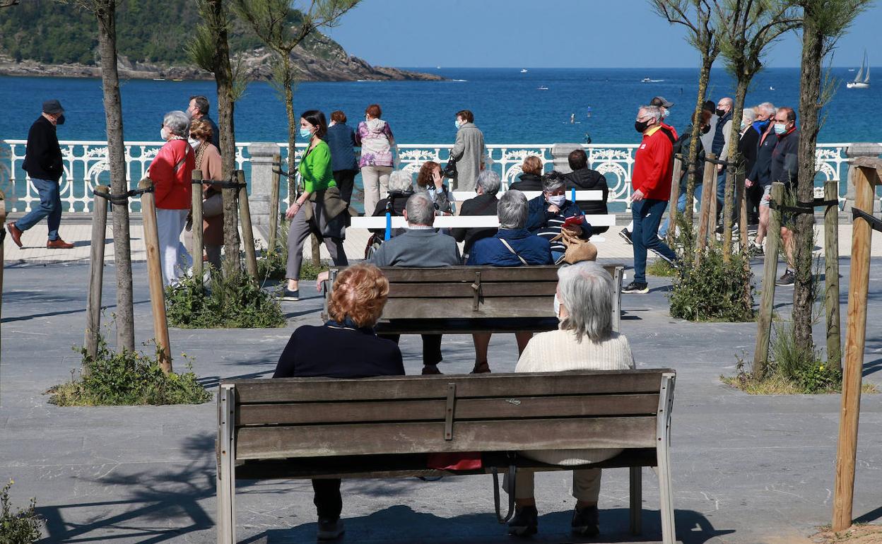 Guipuzcoanos disfrutan de una jornada soleada en San Sebastián.