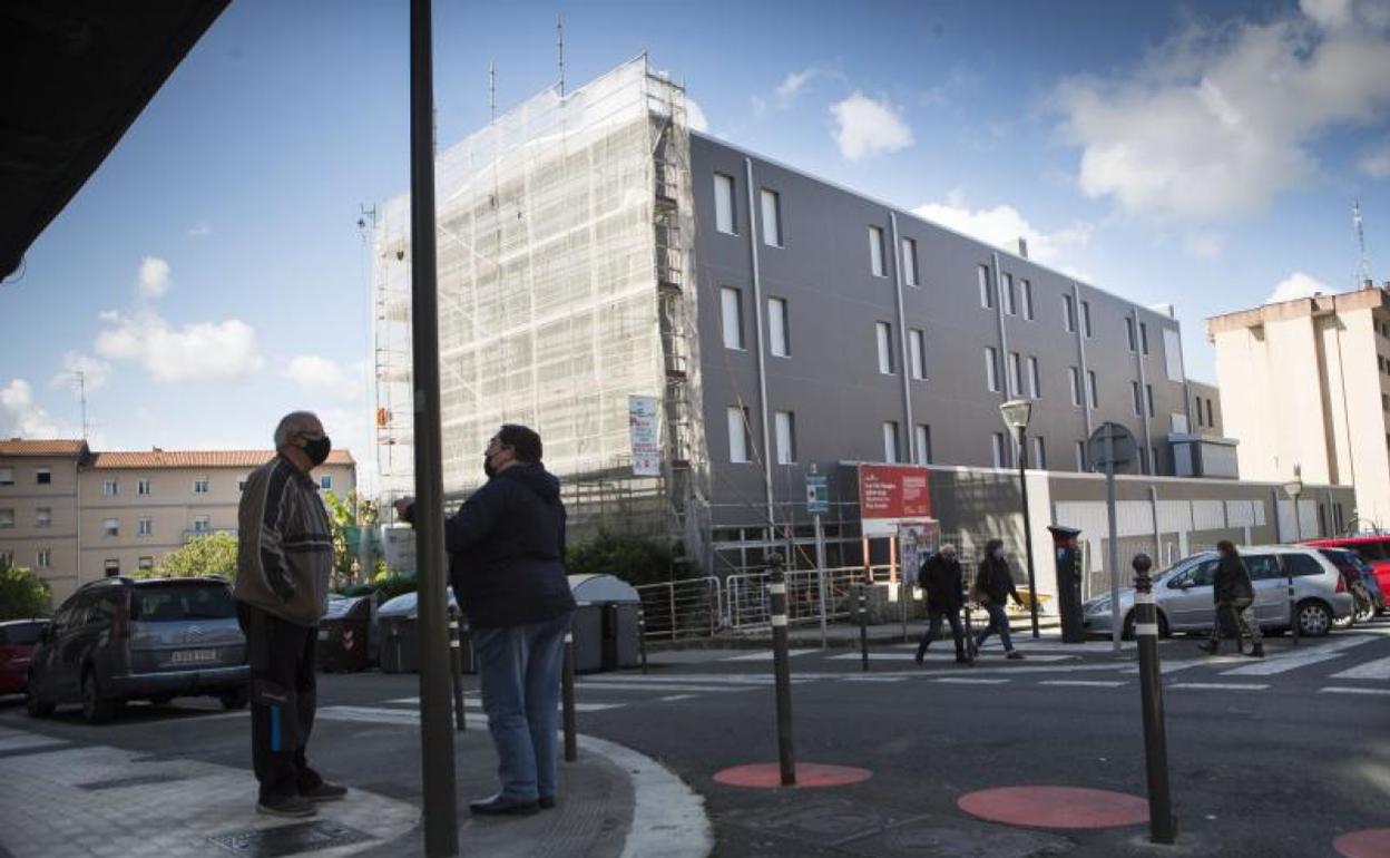 El cambio en la fachada de Emigración transforma el paisaje del barrio de San Miguel. 