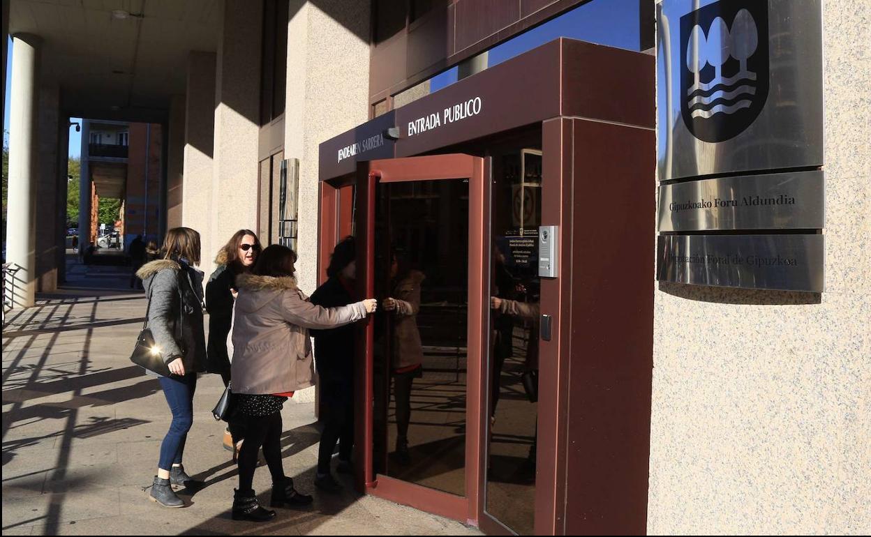 Varias personas se disponen a entrar en la sede central de la Hacienda de Gipuzkoa. 