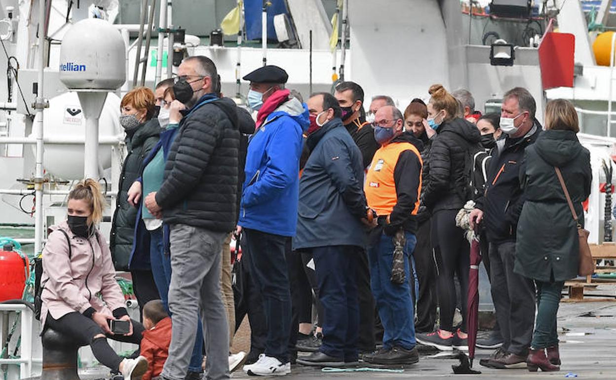 Varias personas presencian una regata de bateles ayer en Pasai Donibane. 