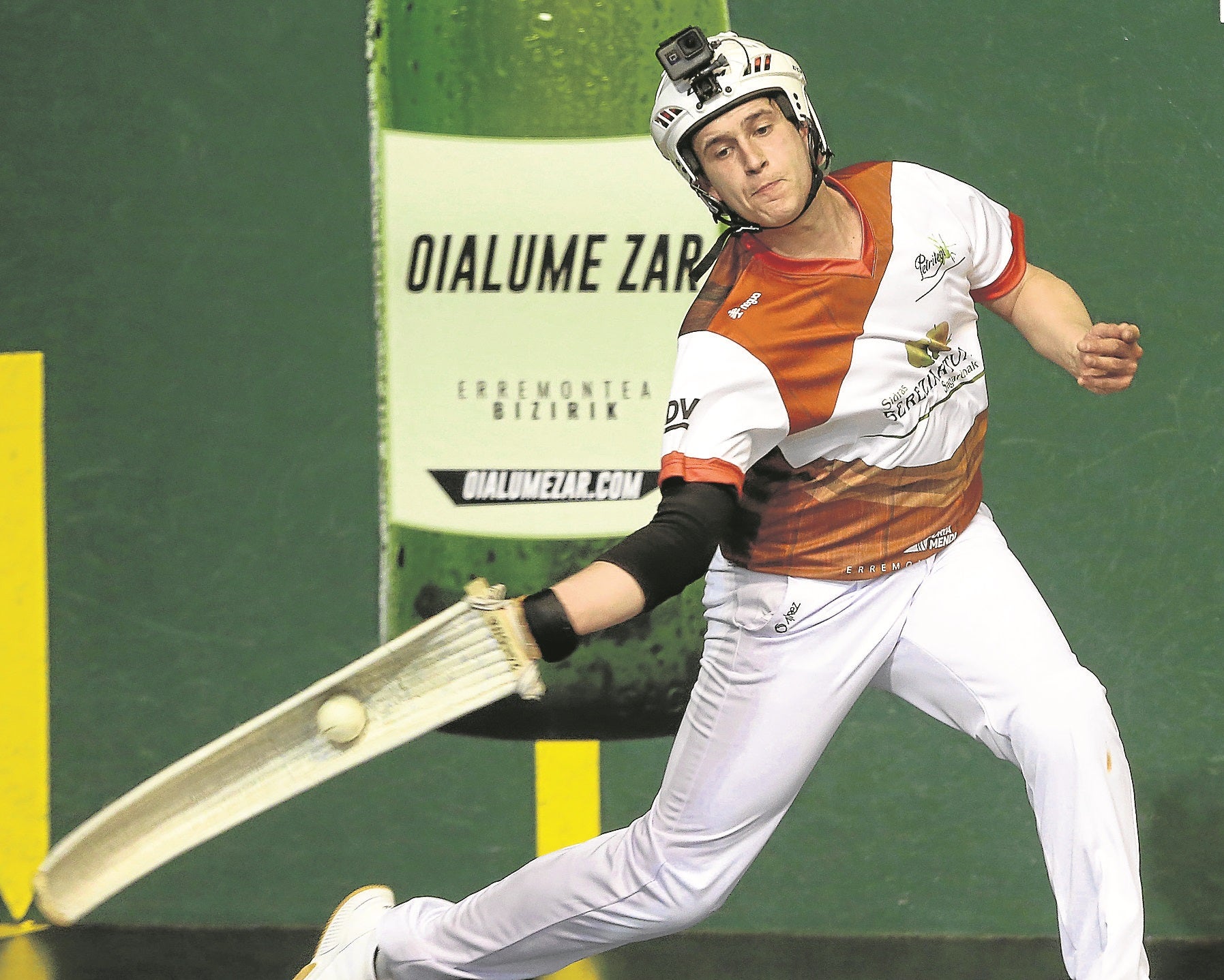 Ibon Zaldua ejecuta un saque en el estreno del Sagardoaren txapelketa. 