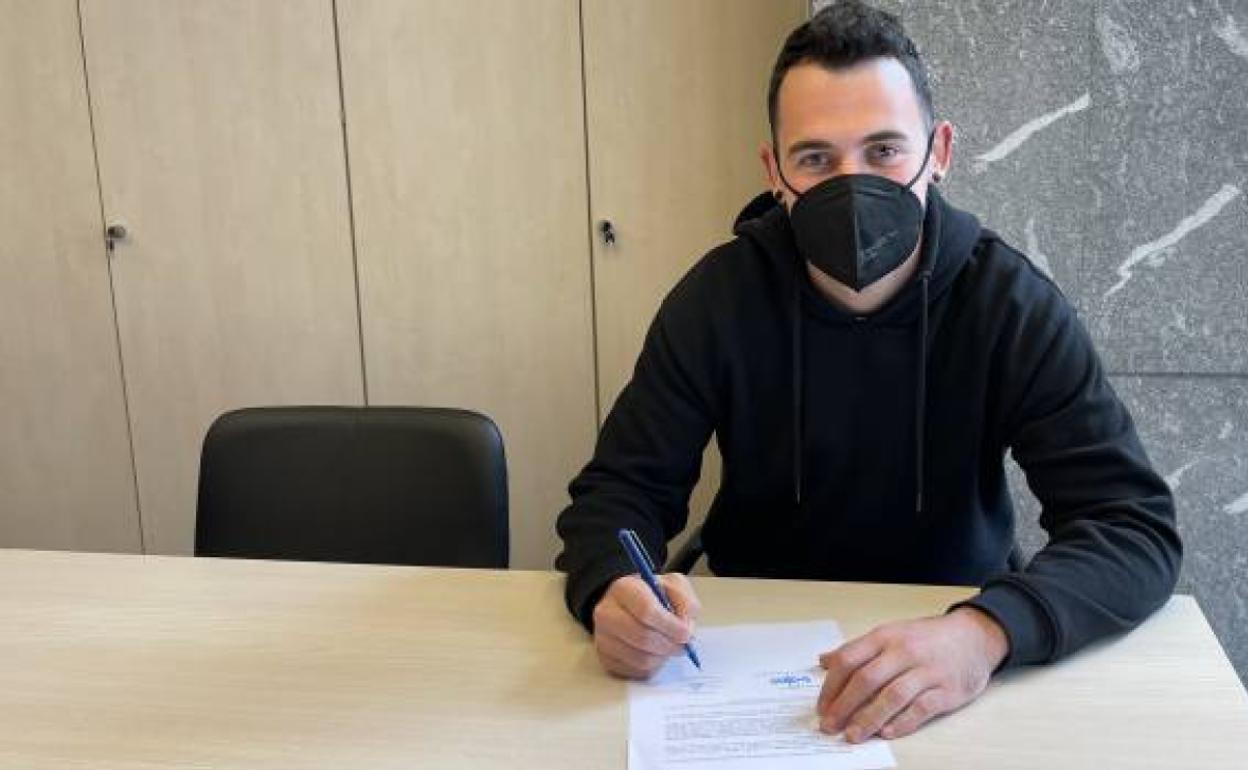 Erik Jaka, en el momento de estampar su firma en el contrato que le une a Baiko. 