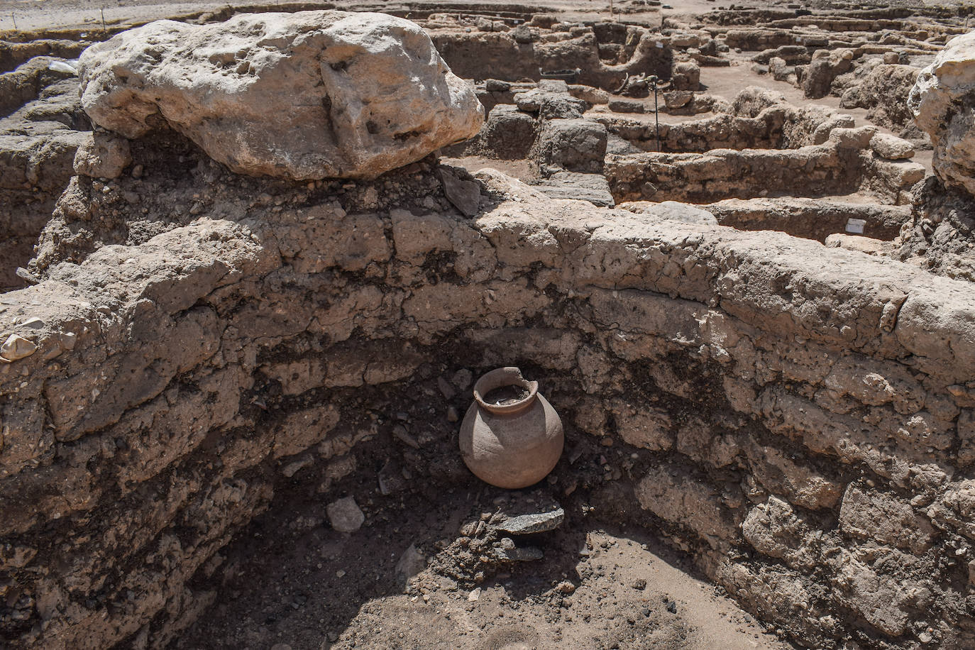 La misión egipcia dirigida por el arqueólogo Zahi Hawass ha descubierto una antigua ciudad en Luxor, 'El ascenso de Atón', que se perdió bajo las arenas hace 3.000 años. Este hallazgo, apodado la 'Ciudad Dorada Perdida', data del reinado de Amenhotep III, y los faraones Tutankamón y Ay la siguieron utilizando. La expedición se sorprendió al descubrir la ciudad más grande jamás encontrada en Egipto. Fundada por uno de los más grandes gobernantes de Egipto, el rey Amenhotep III, el noveno rey de la XVIII dinastía, que gobernó Egipto desde 1391 hasta 1353 a. C., esta ciudad estuvo activa durante la corregencia del gran rey con su hijo, Amenhotep IV/Akenatón. Esta ciudad fue el asentamiento administrativo e industrial más grande de la era del imperio egipcio en la orilla occidental de Luxor. «Las calles de la ciudad están flanqueadas por casas; algunos de sus muros tienen hasta 3 metros de altura y podemos revelar que la ciudad se extiende hacia el oeste, hasta la famosa Deir El-Medina». ha destacado el arqueólogo.