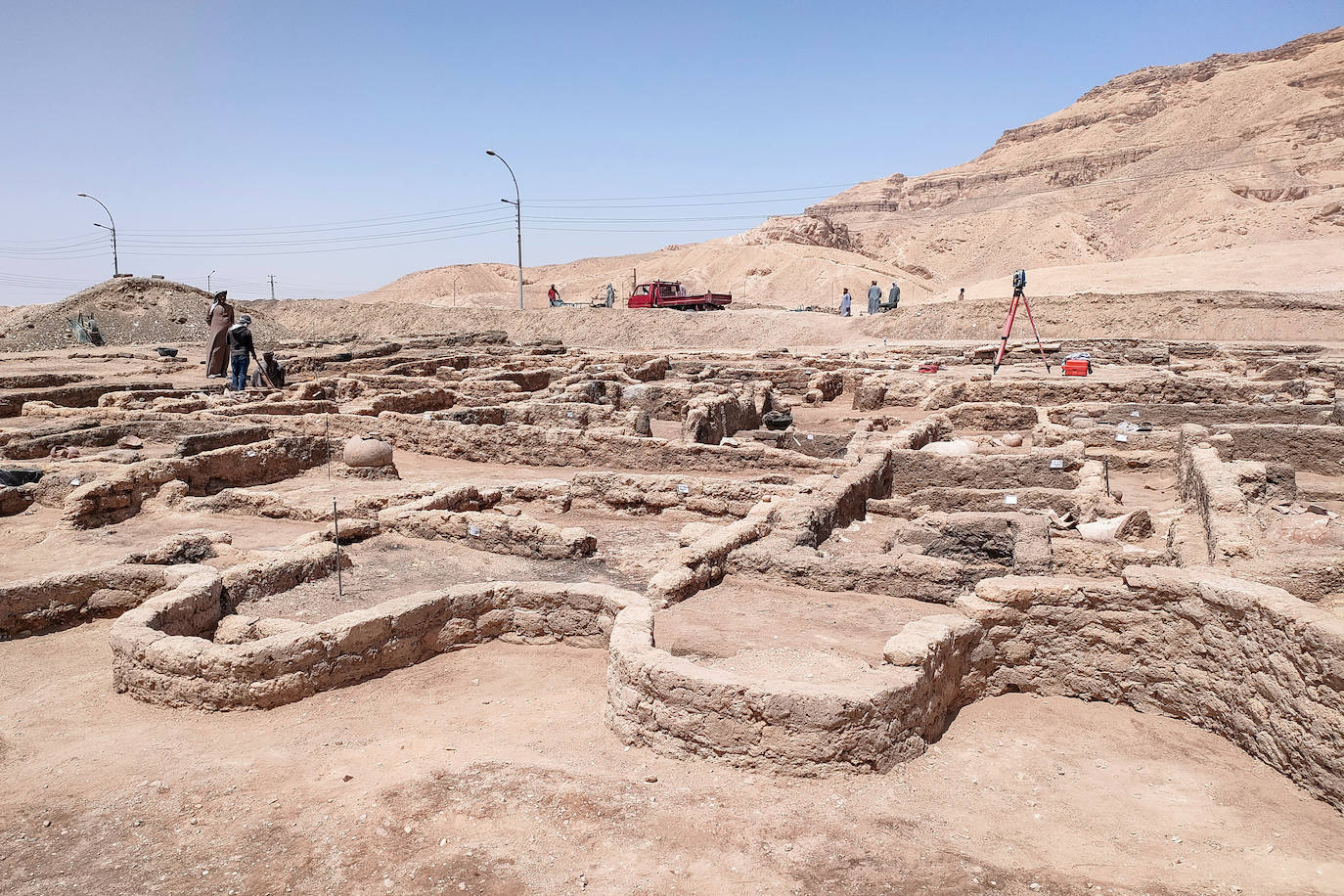 La misión egipcia dirigida por el arqueólogo Zahi Hawass ha descubierto una antigua ciudad en Luxor, 'El ascenso de Atón', que se perdió bajo las arenas hace 3.000 años. Este hallazgo, apodado la 'Ciudad Dorada Perdida', data del reinado de Amenhotep III, y los faraones Tutankamón y Ay la siguieron utilizando. La expedición se sorprendió al descubrir la ciudad más grande jamás encontrada en Egipto. Fundada por uno de los más grandes gobernantes de Egipto, el rey Amenhotep III, el noveno rey de la XVIII dinastía, que gobernó Egipto desde 1391 hasta 1353 a. C., esta ciudad estuvo activa durante la corregencia del gran rey con su hijo, Amenhotep IV/Akenatón. Esta ciudad fue el asentamiento administrativo e industrial más grande de la era del imperio egipcio en la orilla occidental de Luxor. «Las calles de la ciudad están flanqueadas por casas; algunos de sus muros tienen hasta 3 metros de altura y podemos revelar que la ciudad se extiende hacia el oeste, hasta la famosa Deir El-Medina». ha destacado el arqueólogo.