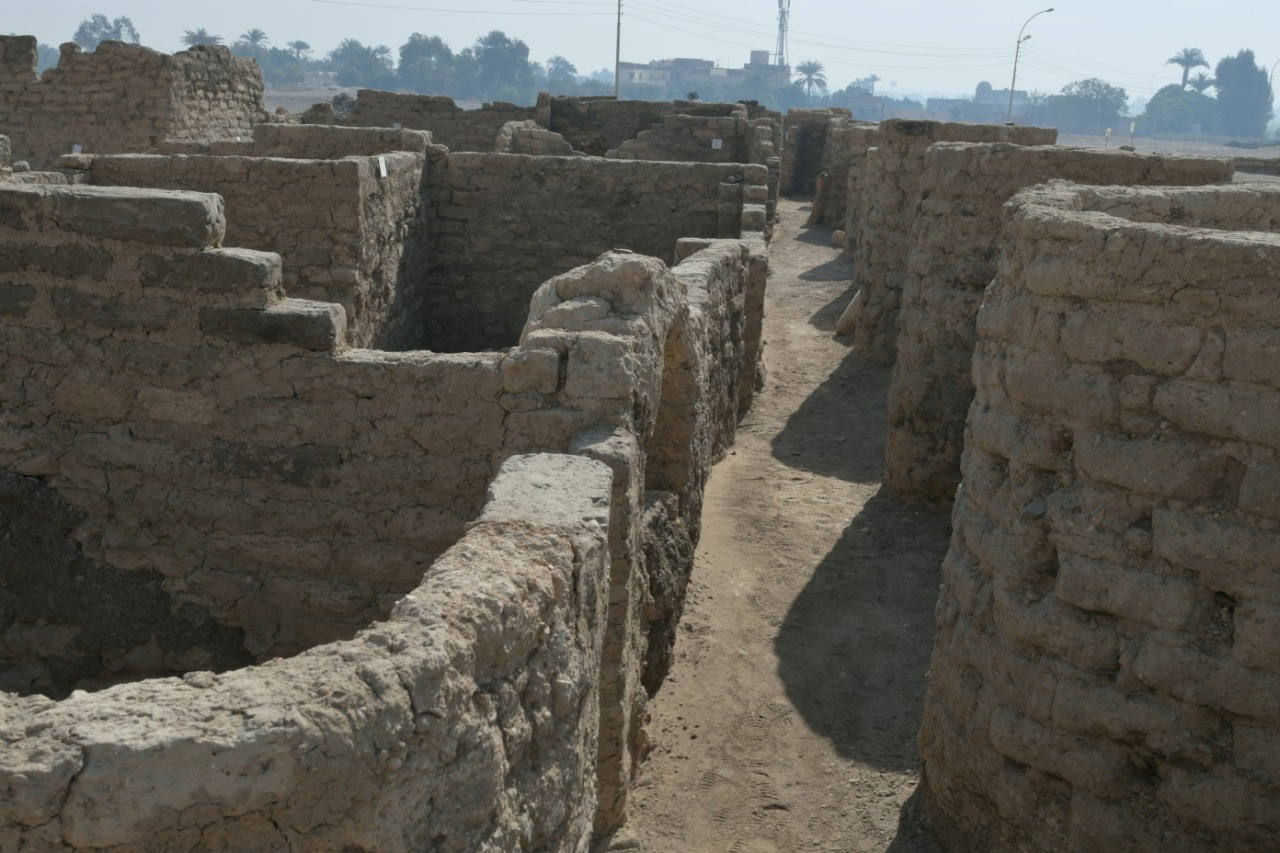 La misión egipcia dirigida por el arqueólogo Zahi Hawass ha descubierto una antigua ciudad en Luxor, 'El ascenso de Atón', que se perdió bajo las arenas hace 3.000 años. Este hallazgo, apodado la 'Ciudad Dorada Perdida', data del reinado de Amenhotep III, y los faraones Tutankamón y Ay la siguieron utilizando. La expedición se sorprendió al descubrir la ciudad más grande jamás encontrada en Egipto. Fundada por uno de los más grandes gobernantes de Egipto, el rey Amenhotep III, el noveno rey de la XVIII dinastía, que gobernó Egipto desde 1391 hasta 1353 a. C., esta ciudad estuvo activa durante la corregencia del gran rey con su hijo, Amenhotep IV/Akenatón. Esta ciudad fue el asentamiento administrativo e industrial más grande de la era del imperio egipcio en la orilla occidental de Luxor. «Las calles de la ciudad están flanqueadas por casas; algunos de sus muros tienen hasta 3 metros de altura y podemos revelar que la ciudad se extiende hacia el oeste, hasta la famosa Deir El-Medina». ha destacado el arqueólogo.