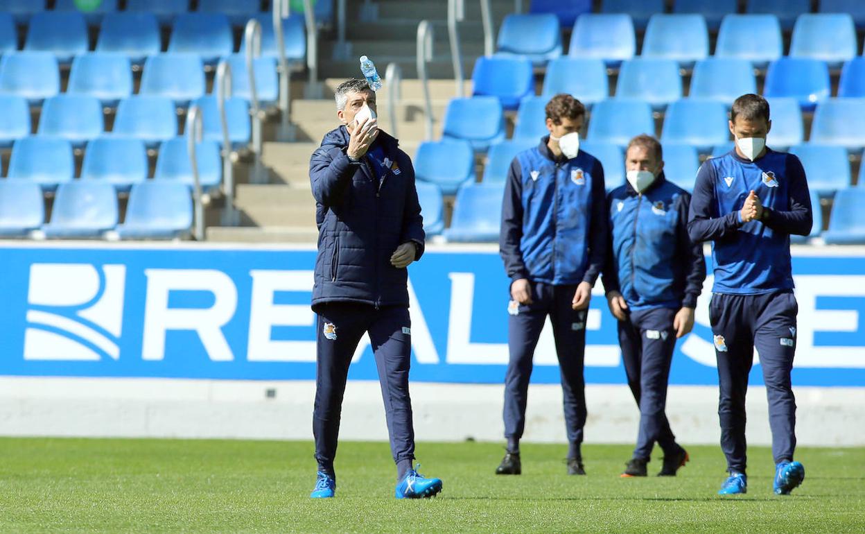 Imanol y su cuerpo técnico antes de iniciar un entrenamiento en Zubieta. 