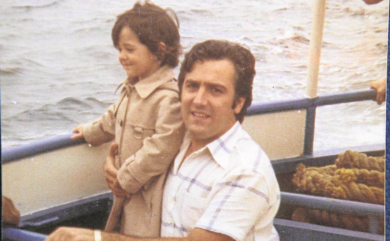 Recuerdos. José María Latiegui, junto a su hija Amai, en una fotografía del álbum familiar a bordo del barco Ciudad de San Sebastián. 