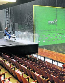 Imagen secundaria 2 - En la imagen principal, Endika Barrenetxea, con una cámara GoPro en el casco. En las otras dos, un monitor para el control de cámaras y la plataforma que EITB ha instalado para las entrevistas.