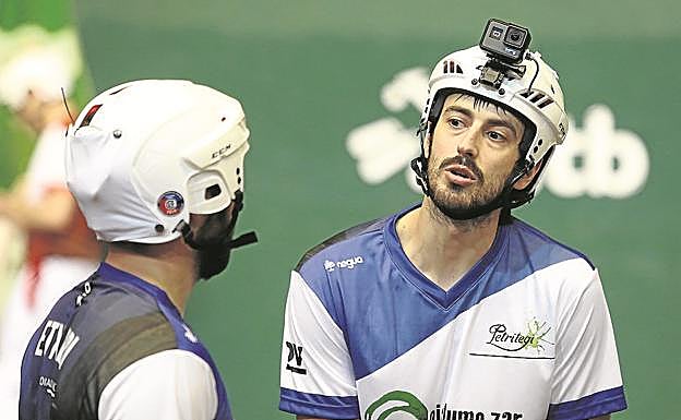 Imagen principal - En la imagen principal, Endika Barrenetxea, con una cámara GoPro en el casco. En las otras dos, un monitor para el control de cámaras y la plataforma que EITB ha instalado para las entrevistas.