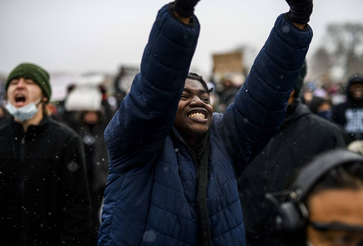Minnesota moviliza la Guardia Nacional por protestas en Brooklyn Center por la muerte de un hombre negro en incidente con la policía. 