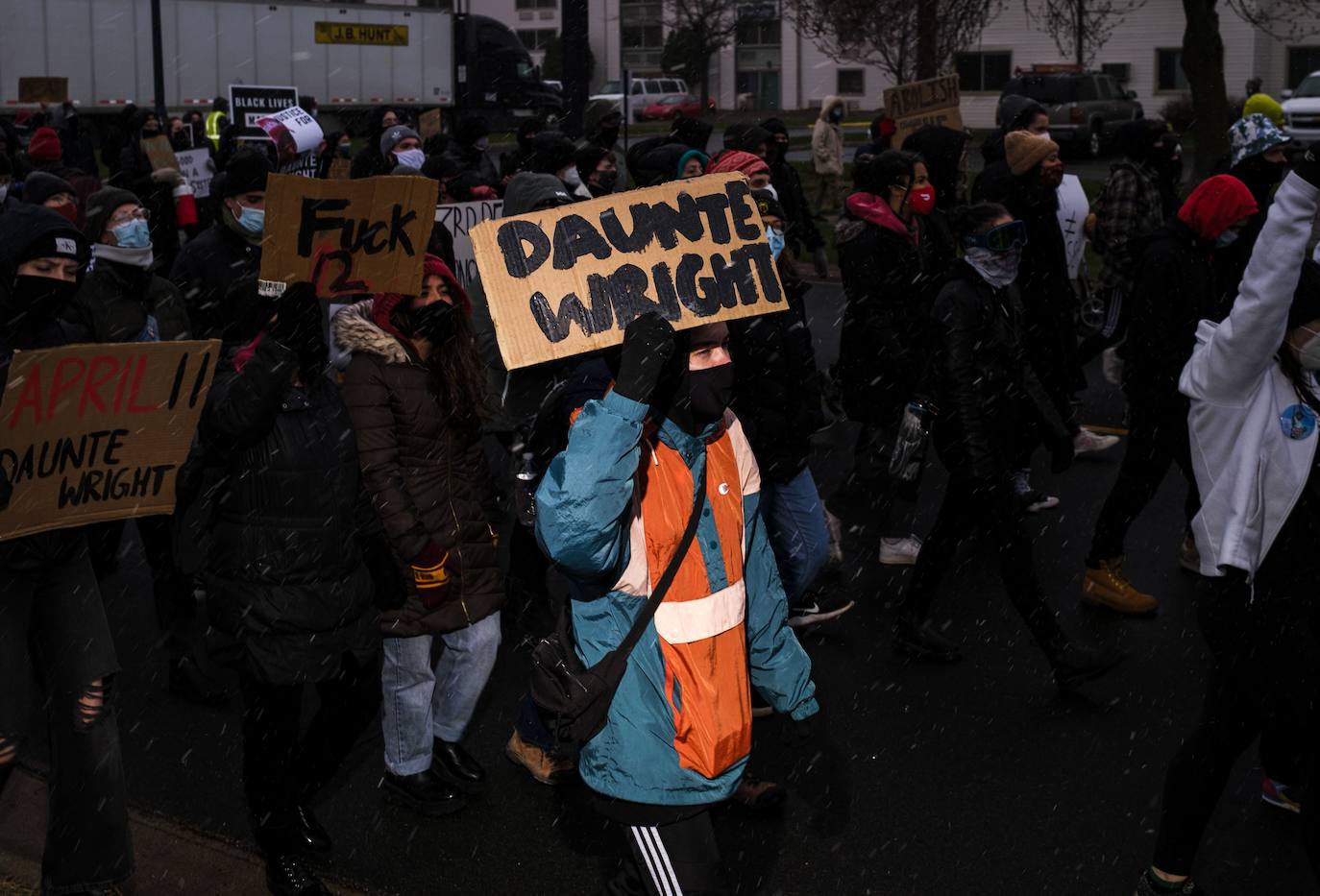 Minnesota moviliza la Guardia Nacional por protestas en Brooklyn Center por la muerte de un hombre negro en incidente con la policía. 