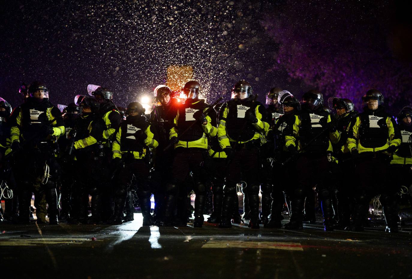 Minnesota moviliza la Guardia Nacional por protestas en Brooklyn Center por la muerte de un hombre negro en incidente con la policía. 