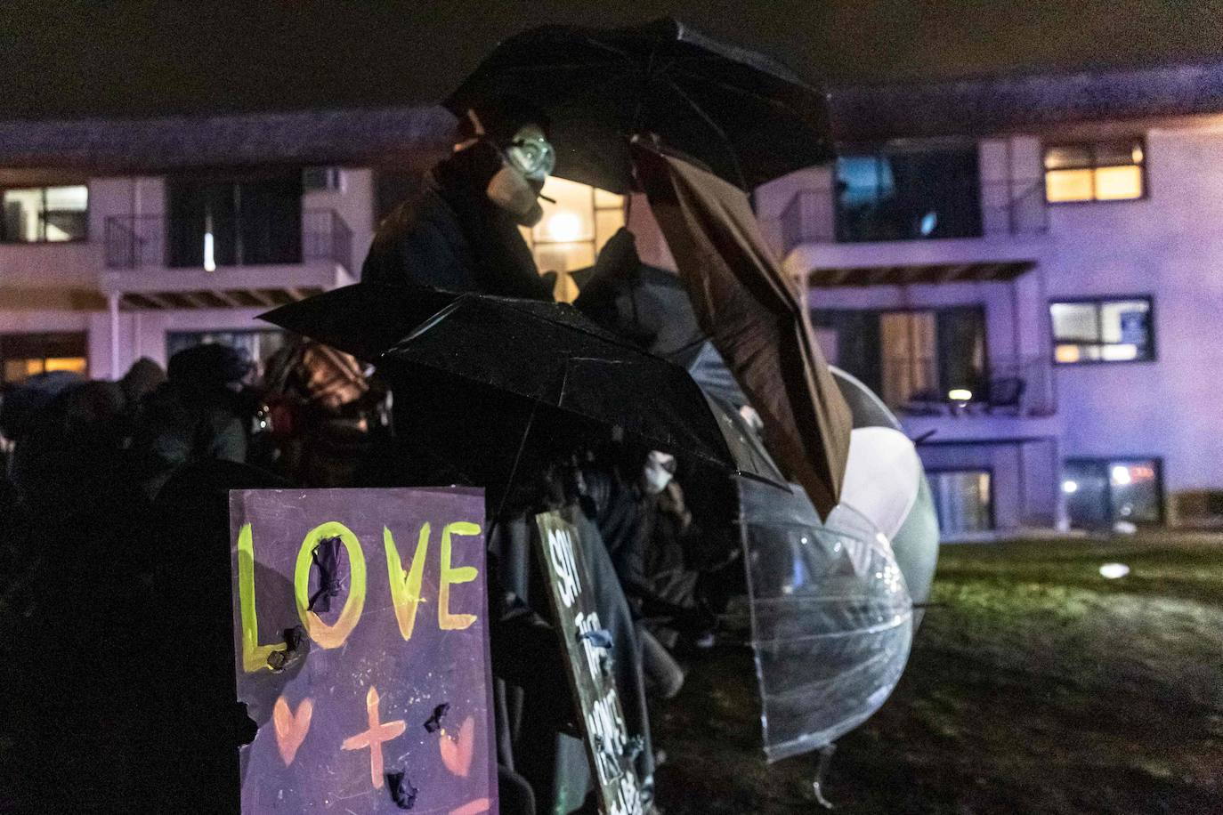 Minnesota moviliza la Guardia Nacional por protestas en Brooklyn Center por la muerte de un hombre negro en incidente con la policía. 