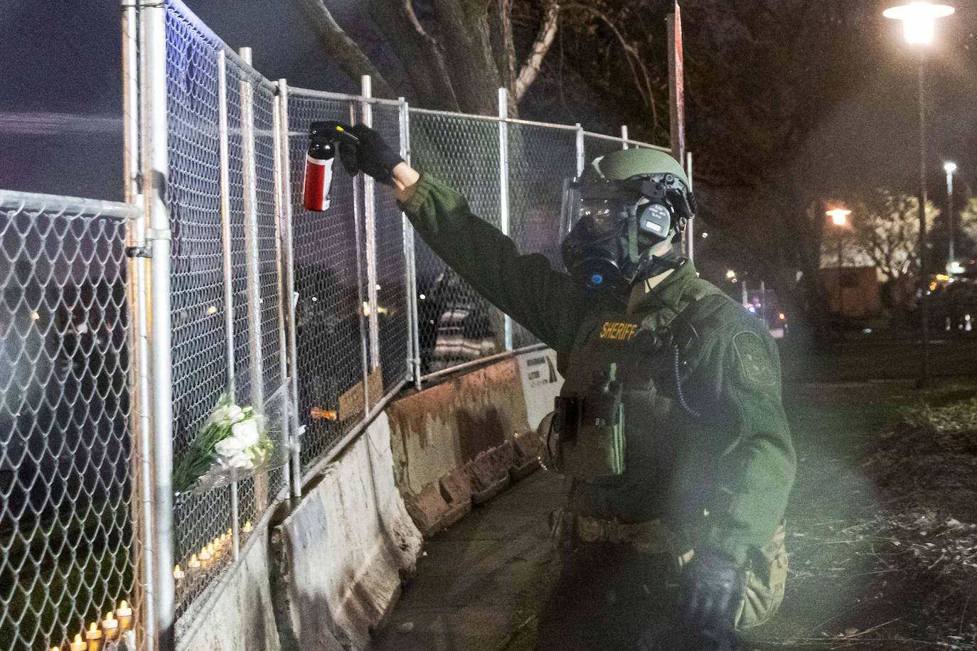 Minnesota moviliza la Guardia Nacional por protestas en Brooklyn Center por la muerte de un hombre negro en incidente con la policía. 