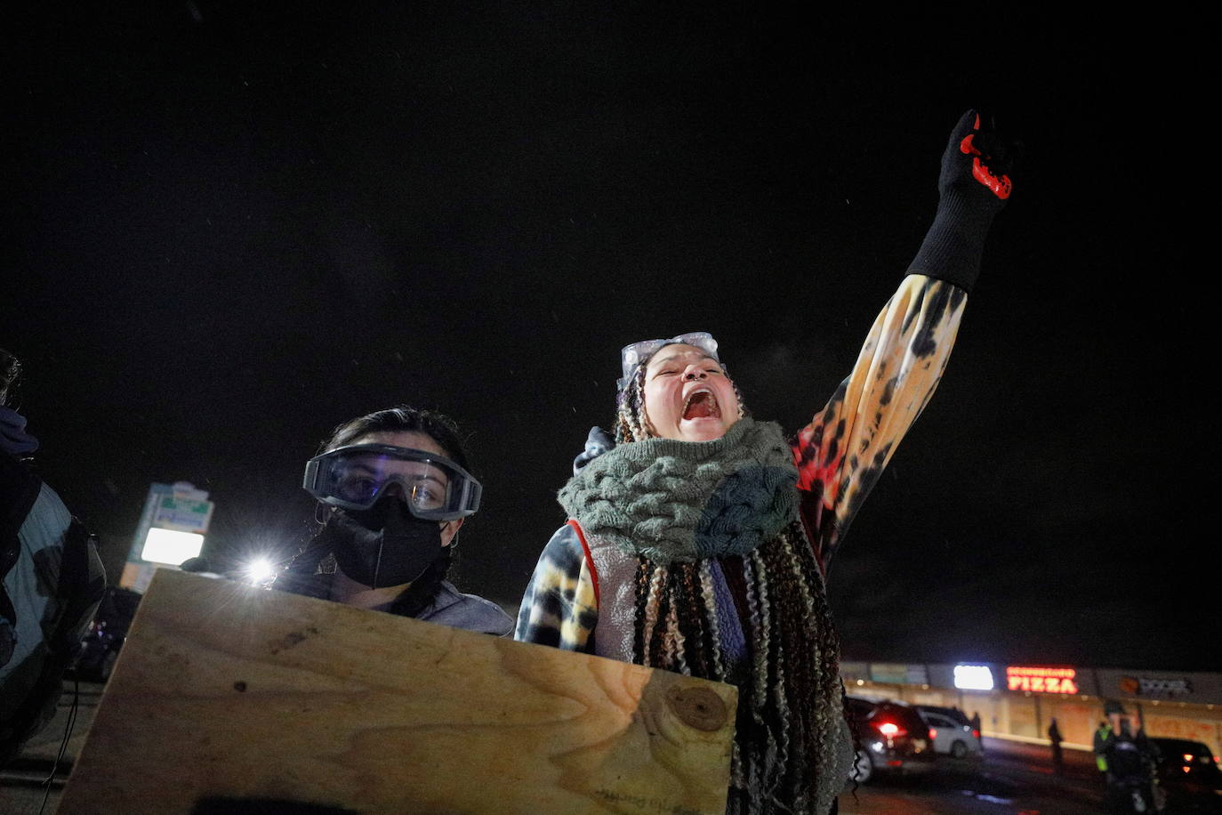 Minnesota moviliza la Guardia Nacional por protestas en Brooklyn Center por la muerte de un hombre negro en incidente con la policía. 