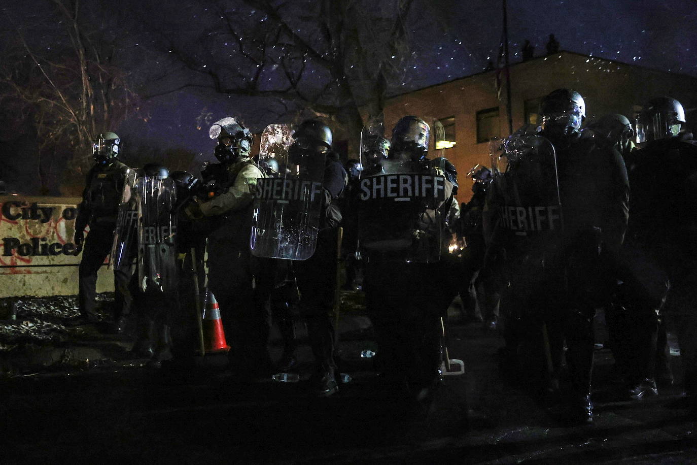 Minnesota moviliza la Guardia Nacional por protestas en Brooklyn Center por la muerte de un hombre negro en incidente con la policía. 