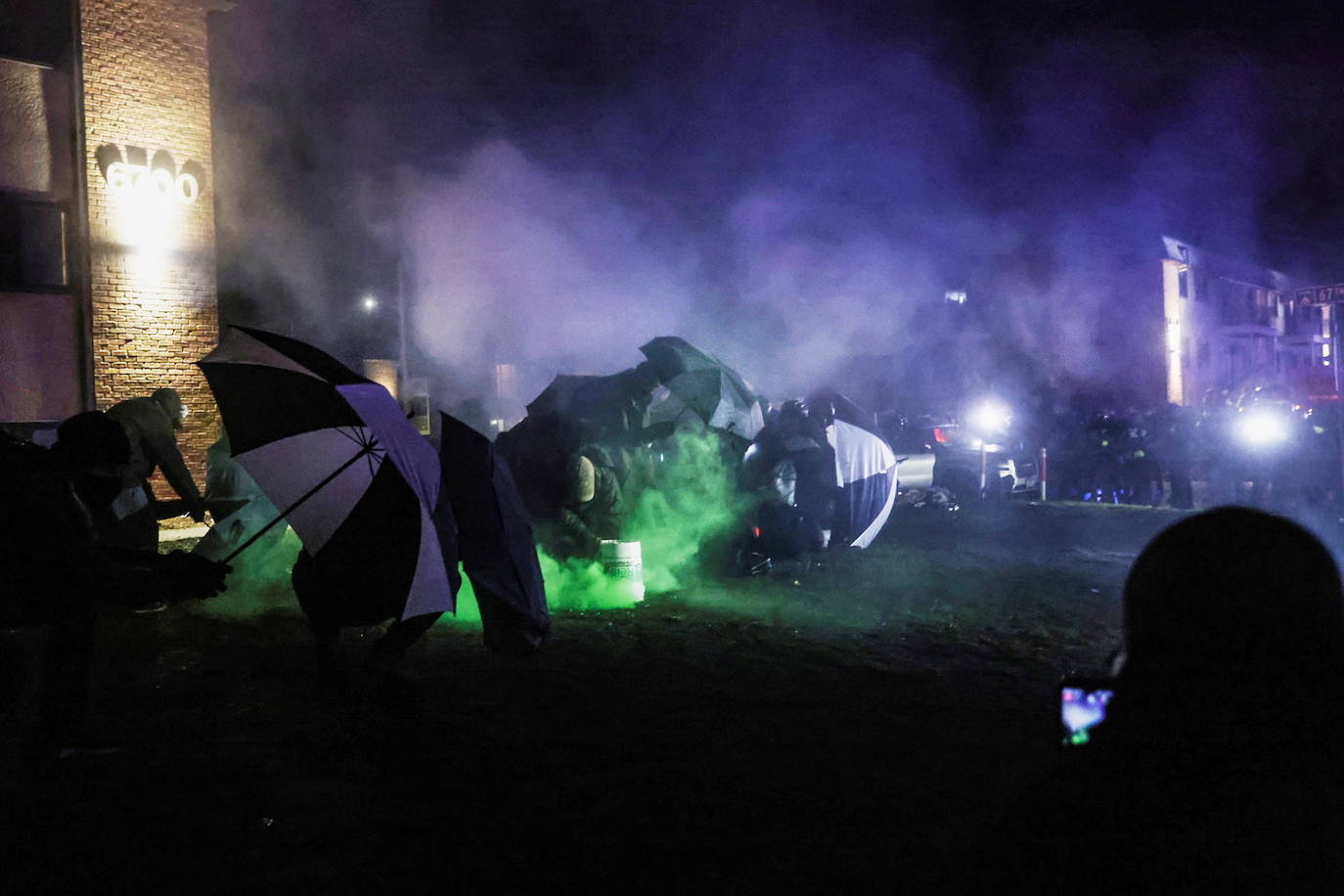 Minnesota moviliza la Guardia Nacional por protestas en Brooklyn Center por la muerte de un hombre negro en incidente con la policía. 