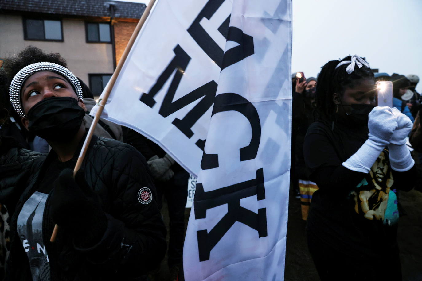 Minnesota moviliza la Guardia Nacional por protestas en Brooklyn Center por la muerte de un hombre negro en incidente con la policía. 