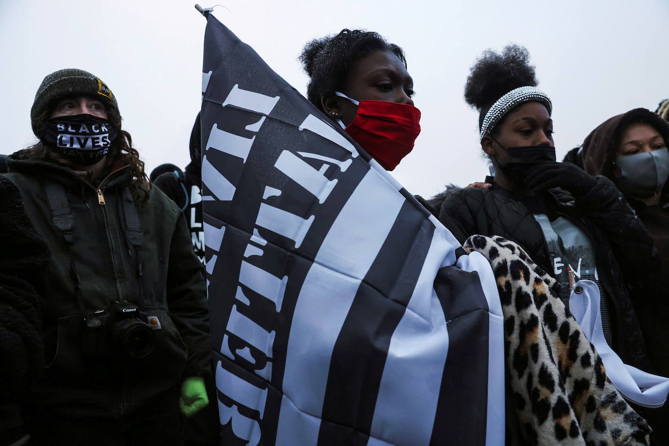 Minnesota moviliza la Guardia Nacional por protestas en Brooklyn Center por la muerte de un hombre negro en incidente con la policía. 
