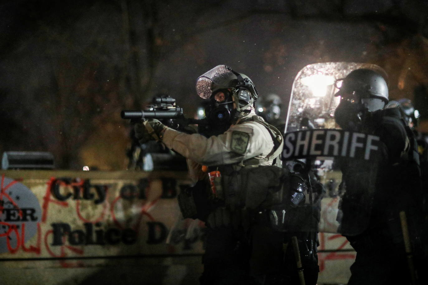 Minnesota moviliza la Guardia Nacional por protestas en Brooklyn Center por la muerte de un hombre negro en incidente con la policía. 