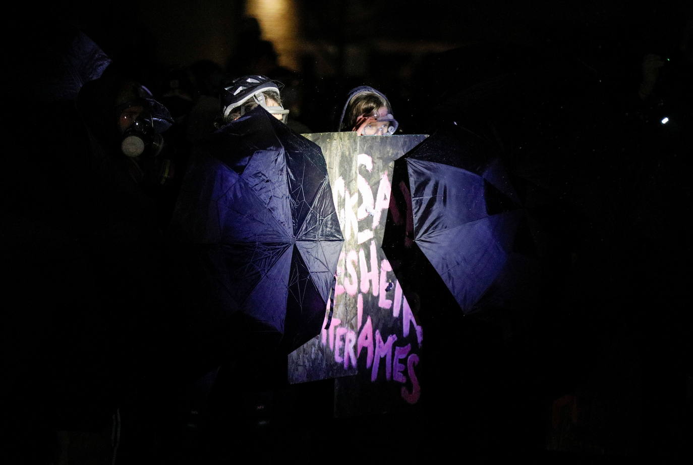 Minnesota moviliza la Guardia Nacional por protestas en Brooklyn Center por la muerte de un hombre negro en incidente con la policía. 