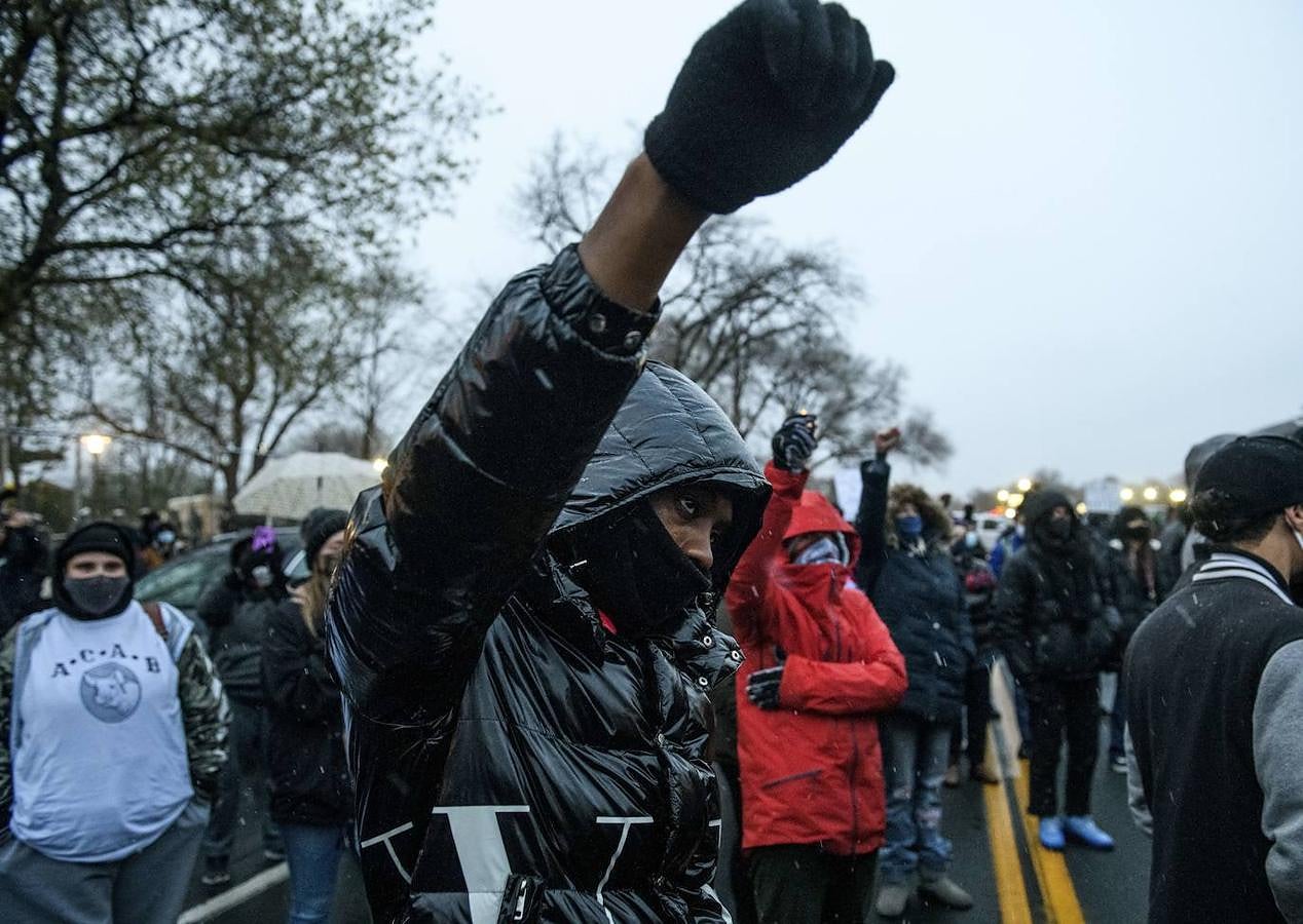 Minnesota moviliza la Guardia Nacional por protestas en Brooklyn Center por la muerte de un hombre negro en incidente con la policía. 