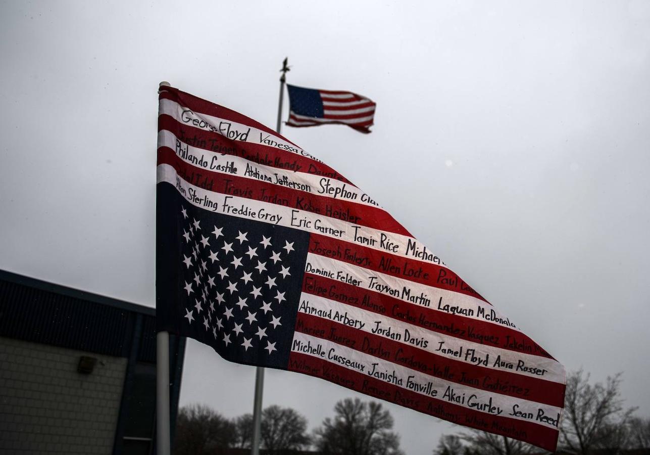 Minnesota moviliza la Guardia Nacional por protestas en Brooklyn Center por la muerte de un hombre negro en incidente con la policía. 