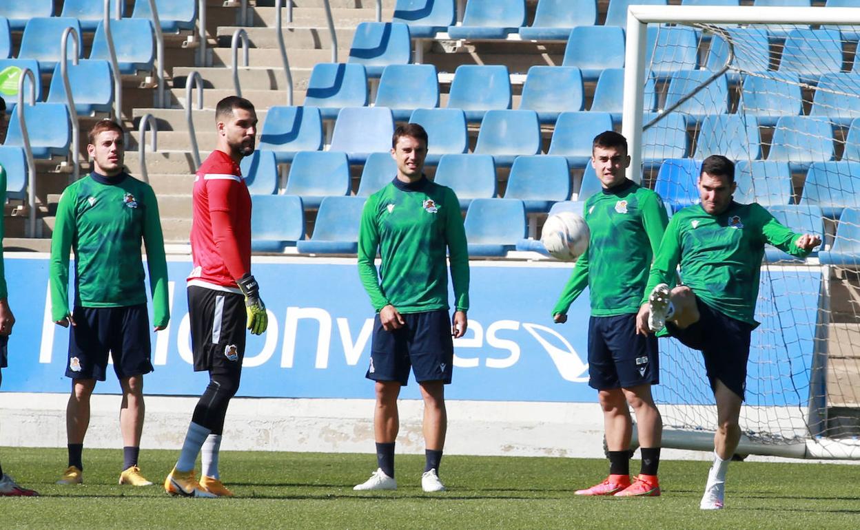 Moyá, de rojo, junto a Bautista, Guevara, Barrenetxea y Zaldua en el entrenamiento de ayer en Zubieta.