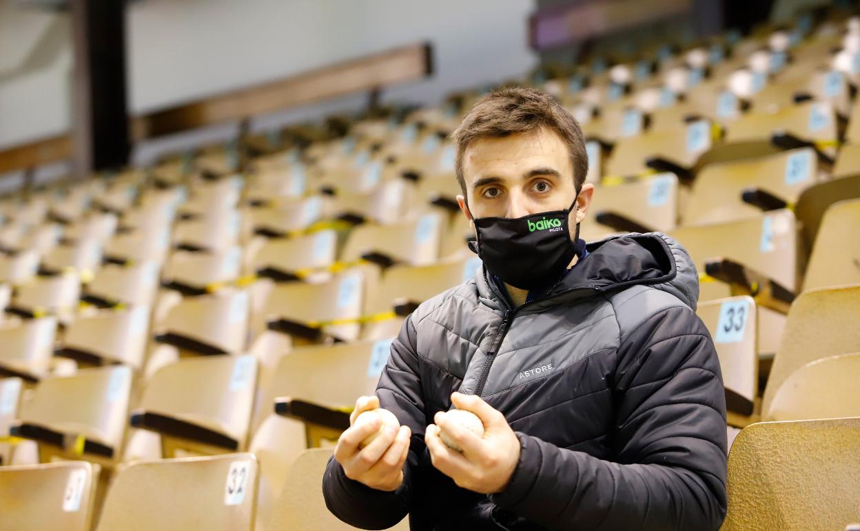 Jon Ander Peña, sentado en las butacas de cancha del Astelena de Eibar después de una elección de material.