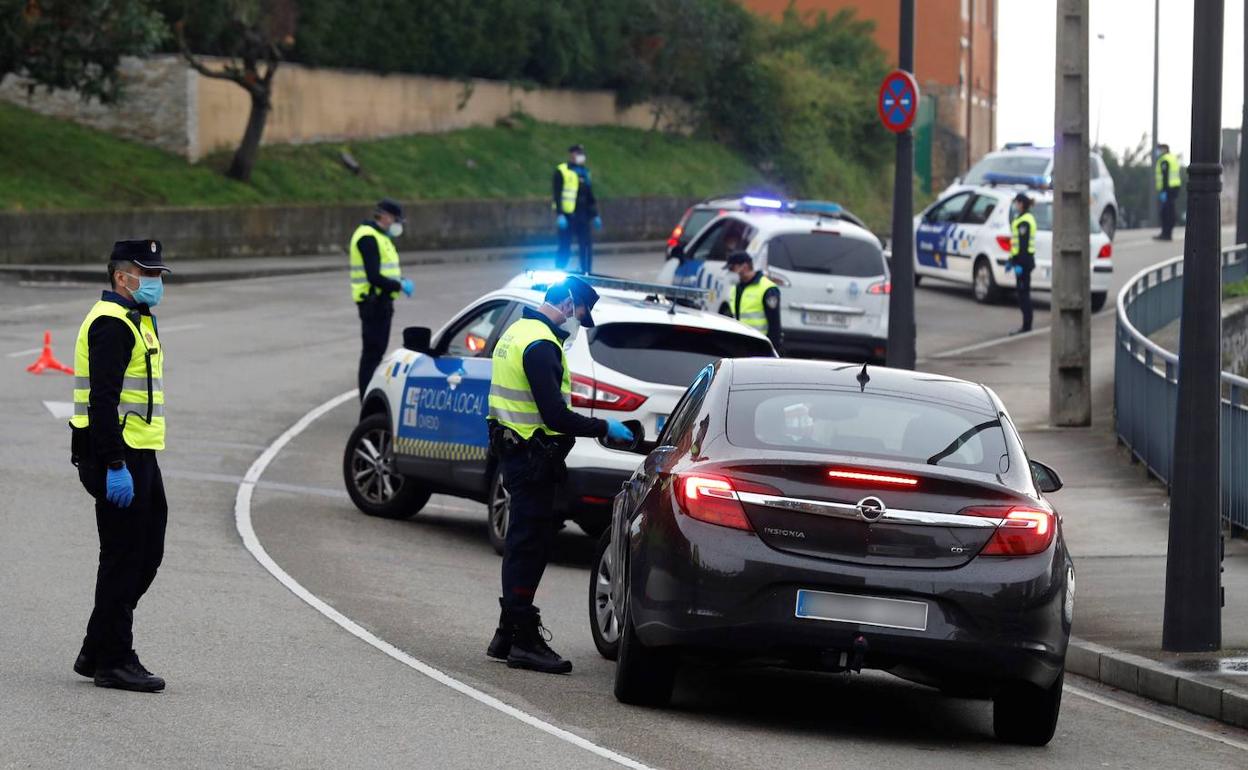 Control de la policía local de Oviedo a la entrada de la ciudad.