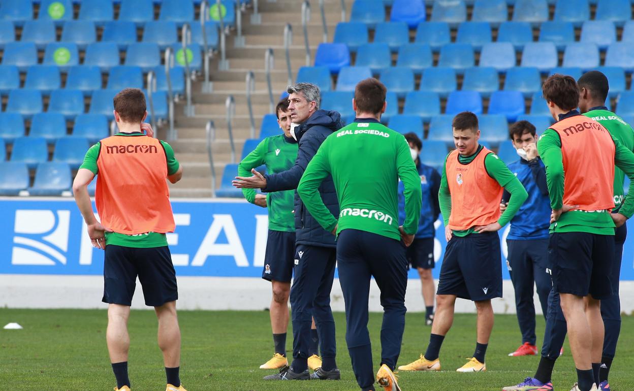Imanol da órdenes a varios jugadores, entre ellos canteranos como Aihen, Oyarzabal, Bautista, Gorosabel o Le Normand.