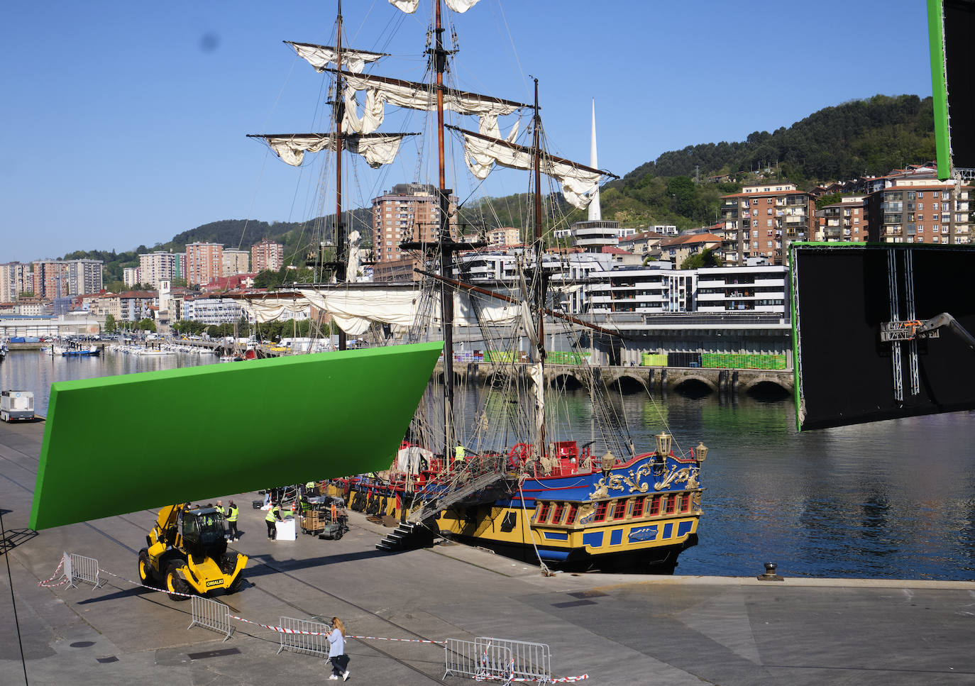 Personas vestidas con atuendo de época, maquilladoras dando los últimos retoques, técnicos de imagen y sonido, pantallas reflectantes y un continuo ir y venir de furgonetas alquiladas de las que descendían desde monjes hasta soldados, pasando por un sinfín de personajes caracterizados con todo lujo de detalle. El puerto de Pasaia se convirtió ayer en un enorme plató cinematográfico al aire libre para rodar uno de los episodios clave de 'La Fortuna', la primera serie para televisión que dirige Alejandro Amenábar.