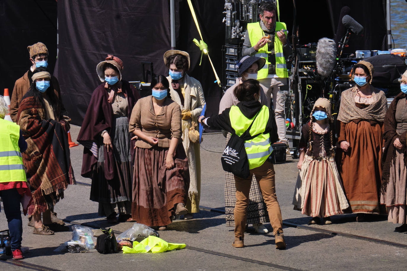 Personas vestidas con atuendo de época, maquilladoras dando los últimos retoques, técnicos de imagen y sonido, pantallas reflectantes y un continuo ir y venir de furgonetas alquiladas de las que descendían desde monjes hasta soldados, pasando por un sinfín de personajes caracterizados con todo lujo de detalle. El puerto de Pasaia se convirtió ayer en un enorme plató cinematográfico al aire libre para rodar uno de los episodios clave de 'La Fortuna', la primera serie para televisión que dirige Alejandro Amenábar.