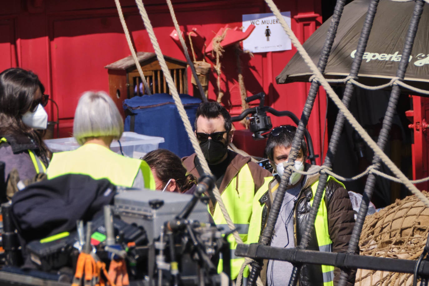 Personas vestidas con atuendo de época, maquilladoras dando los últimos retoques, técnicos de imagen y sonido, pantallas reflectantes y un continuo ir y venir de furgonetas alquiladas de las que descendían desde monjes hasta soldados, pasando por un sinfín de personajes caracterizados con todo lujo de detalle. El puerto de Pasaia se convirtió ayer en un enorme plató cinematográfico al aire libre para rodar uno de los episodios clave de 'La Fortuna', la primera serie para televisión que dirige Alejandro Amenábar.